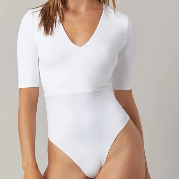 Tops - Boho white V neck fitted bodysuit